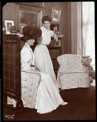 Mevrouw K. Duer, zittend, met een dochter, New York, 1906